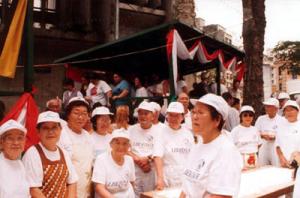 historia: Senhoras japonesas que preparam o bolinho de arroz na festa Moti Tsuki - Liberdade<br />