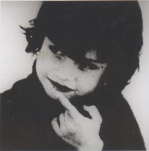 legenda: Robertinho Brant aos 4 anos. Foto do mosaico da contracapa do disco Clube da Esquina. Belo Horizonte MG - 1972. Foto: Cafi.<br>personagem: Robertinho Brant<br>historia: Robertinho Brant é sobrinho de Fernando Brant. Inicia seus estudos musicais aos 12 anos, quando de interessa pelo violão. Seus parceiros são: Murilo Antunes, Tavinho Moura, o tio Fernando Brant. Seu segundo cd são regravações de musicas de Milton Nascimento, foi feito em parceria com o baterista André Queiroz e lançado por um selo americano.  Robertinho também atuou em uma vertente mais rock`n roll com a banda Armazém formada por ele, Tatá Spalla e Mauro Beléu.<br>