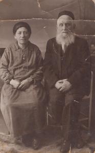 A foto é um retrato dos tios do depoente, Ichmeier e Zelda Holodifker, que educaram Benjamin quando ele foi estudar no Talmud-Torá, uma Yeshivá.