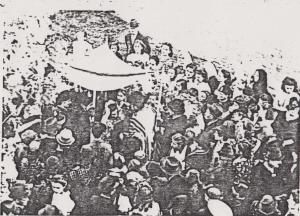 Casamento sendo realizado no pátio externo da Sinagoga de Debeljaca, cidade da antiga Iugoslávia.