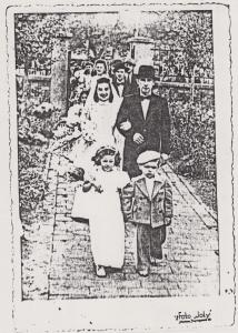 Noivos entrando na Sinagoga da cidade de Debeljaca, na antiga Iugoslávia. Conforme costume local, na frente a noiva - Sarah Weiss e o irmão do noivo Armin Hamburger; atrás o noivo Franja Hamburger e a prima Elizabeth. As crianças eram filhos de amigos: a menina judia e o menino cristão.