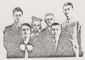 Fotografia de toda a família Franco, tirada para ser enviada ao Consulado Americano como exigência para emigração. Da esquerda para a direita: Jack Franco, Selma Franco (irmã), Alberto Franco (irmão), Aron Franco (irmão), Vida Franco (mãe) e Henry Franco (pai).