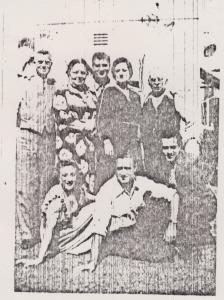 Reencontro da família Franco após o final da Segunda Guerra Mundial, nos Estados Unidos. Com o fim da guerra, Jack Franco e seu irmão emigraram para os Estados Unidos ao encontro da família. Em pé, da esquerda para a direita: Henry Franco (pai), Rachel Tarika, Alberto Franco (irmão), Vida Franco (mãe) e [nome não identificado] Tarika. No chão, da esquerda para a direita: Selma Franco (irmã), Aron Franco (irmão) e Jack Franco.