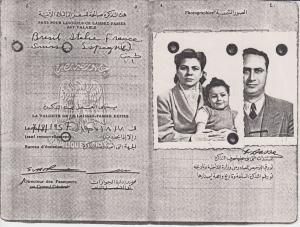 Na página da esquerda, passe para sair do Egito e especificando passagem em outros países até chegar ao Brasil. Na página da direita, fotos de uma família. Este documento permitiu a saída de Lydia Dassa e de sua família do Egito, para emigrar para o Brasil. Saíram do Egito por causa de divergências políticas e religiosas, que era motivo de perseguição ao judeus vivendo no país. Idiomas: árabe e francês.
