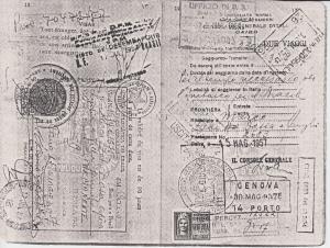 Na página esquerda, o visto permanente concedido pela Embaixada do Brasil, no Cairo (Egito). Na página direita, o visto de passagem por Gónova (Itália), caminho percorrido para chegar ao Brasil. Este documento permitiu a saída de Lydia Dassa e de sua família do Egito, para emigrar para o Brasil. Saíram do Egito por causa de divergências políticas e religiosas, que era motivo de perseguição ao judeus vivendo no país. Idiomas: italiano e português.