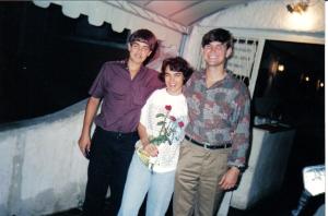Luciani e Regis se noivaram neste dia, onde trocaram as alianças. Na imagem estão Marcelo Gerhardt (cunhado), Luciani Gerhardt Gund (esposa) e Regis.