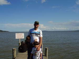 Na Lagoa dos Patos. Regis cresceu neste lugar – o IBAMA havia fechado o local mas abriu no ano desta foto, quando Regis levou seus filhos até lá. Felipe Gerhardt Gund e Lucas (filhos).