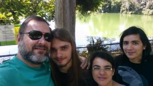 No zoológico; a família se mudou para SP por conta de uma proposta do Hospital Albert Einstein.
Regis, Felipe, Luciani e Lucas.