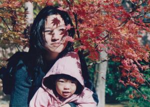 Gabriela e a ainda bebê Veronique em Hakone, cidade japonesa nos arredores de Tóquio, em meio a folhas de momiji (ácer no Brasil ou maple tree, a folha da bandeira canadense) que ficam coloridas na estação. Estavam hospedados no primeiro hotel do Japão com quartos ocidentais disponíveis.