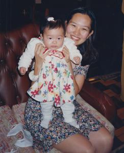Gabi e a bebê Veronique, então com apenas sete meses de idade, visitando uma amiga de Gabi da época da faculdade  de jornalismo. A visita foi antes da viagem para o Japão.