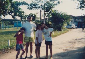 Férias na colônia da Eletropaulo em Caraguatatuba, Cláudio está com os dois filhos, Thiago e Diego, e uma sobrinha.