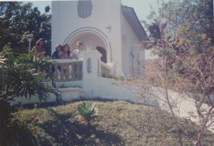 A família em férias na colônia da Eletropaulo de Bragança Paulista. A igreja na imagem é a mesma em que Cláudio e a esposa, Irene, se casaram em 1980.