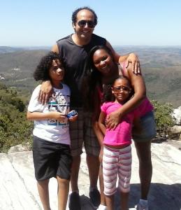 Alexandro, sua esposa Carmem e os filhos, Ícaro e Julia Genaro, em passeio de família.