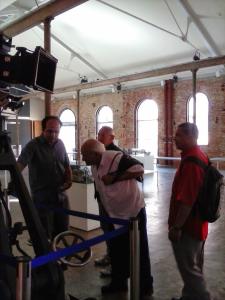 Câmera Arriflex estava em exposição e Alexandro falava sobre ela para os visitantes.