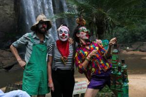 Performance do Reciclowns com catação de lixo e reutilização de garrafas para pendurar ao redor do festival.