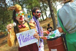 Performance do Reciclowns para a conscientização ambiental a respeito da geração do lixo, do consumo e da coleta seletiva.