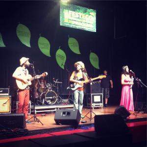 Pedro e banda disputam concurso musical no Festival Ecológico chegando até a final.