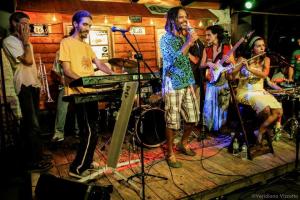 Banda idealizada por Pedro Ivo, composta por Pedrishna e Céu Azul também, que aborda temas como ecologia e consciência ambiental.