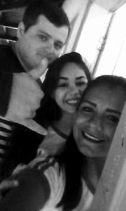 Rose na porta da sala de aula com a amiga Thayna e o supervisor pedagógico do Telecurso na Escola Estadual Glória Perez, para ensaio da dança no dia da Consciência Negra.