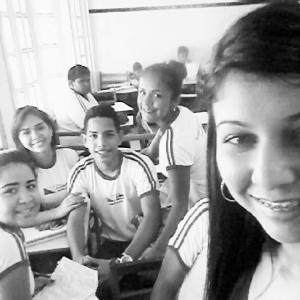 Rose com os colegas e a professora na sala de aula, na Escola Estadual Glória Perez.