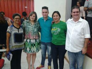 Wesley no centro, do lado direito sua professora Laura, do lado esquerdo a professora Emilly, também coordenadora do Projeto Poronga - Telecurso, no lançamento do livro Memorial Poronga com histórias dos participantes do projeto (professores e estudantes), no ginásio coberto do bairro Sobral.