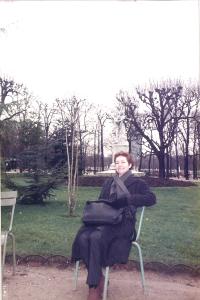Bernadette Lyra em Paris, na França, durante o período de pesquisa de seu pós-doutorado na Université René Descartes (Sorbonne/Paris V), quando desenvolvia a continuidade de seu doutorado, intitulado A nave extraviada, sobre o cinema marginal.