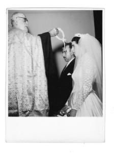 legenda: Casamento do senhor Aziz e Nadina na Igreja Anglicana em Santos.
personagem: Aziz, Nadina, Isaías Abdud
historia: A foto sempre pertenceu a Aziz. A Igreja Anglicana (perto do orquidário de Santos) cedeu seu templo para o casamento. O archimandrita Isaías Abud também era sírio e morava em São Paulo.