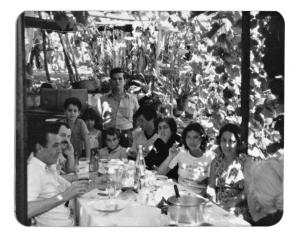 personagem: José Teixeira Ernesto
historia: Essa foto foi tirada durante  um almoço de cortesia, para sua irmã que veio da Ilha da Madeira. O almoço foi realizado no quintal da casa do senhor Fernando no alto da Lapa. A Irene foi a única que decidiu não vir morar no Brasil. A razão pela qual a irmã de Fernando não vir morar no Brasil foi porque eles tinham uma tia idosa com 80 anos e então a irmã de seu Fernando dona Olivia ficou para cuidar da tia.