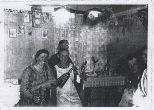 Festa depois do serviço de colheita, na Alemanha a festa foi realizado na casa da tia Vitória, quem cozinhava todos os dias, enquanto todos estavam na lavoura. A família de dona Irena morava ao lado. A colheita era de trigo, além disso, na aldeia plantava-se batata, maçã, entre outros.