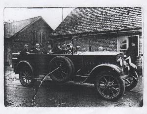 Pai dirige carro de amigo, atrás está a casa onde moravam. A casa era de tijolo e contrasta com a casa de colono de café do Brasil, que era de sapé. O pai, indignado, brigou com o administrador para conseguir uma casa compatível com a da Alemanha. Nesta vila havia vários poloneses que imigravam para a Alemanha à procura de emprego