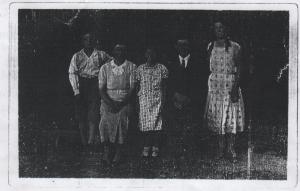 A família morava num vilarejo que ficava a pouca distância de Pohiheim (?). A fotografia foi encomendada pelo pai para deixar de recordação para família. O vestido de Irena foi roubado na fazenda quando sua mãe pendurou para secar. A foto foi tirada 15 dias antes da viagem para o Brasil. Constantemente se ouvia anúncios na rádio e no Consulado chamando as pessoas para trabalhar nas colheitas de café durante o governo Vargas