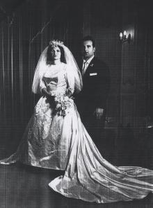 Após o casamento, uma fotografia profissional do casal. Dona Irena casou-se no fim da tarde na igreja da Freguesia do Ó e depois foi a Pompéia tirar essas fotos.