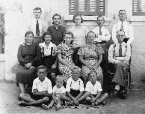 A fotografia foi tirada por um fotógrafo que se ofereceu na rua, o pai de Dona Irena naquela época a família morava junto com a família do melhor amigo de seu pai. Uma oportunidade para registrar os amigos e o vinho polonês da Vila Anastácia