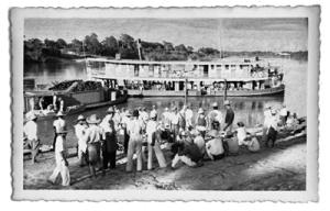 historia: A foto foi tirada pelo senhor Zucha para documentação  de sua viagem. Foi tirada no alto do rio Cuiba, no Mato Grosso, no barco Vaporé. A viagem durou 24 dias, do dia 1º a  24 de Dezembro de 1935. O barco veio de Corumbá até Cuiabá. Foi visitando charqueados no caminho pois era uma lancha mascate que parava em todos os portos para fazer vendas.