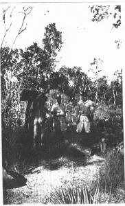 Atravessando o Pantanal a pé para chegar a cabeceira do rio São Lourenzo. O cacique veio a encontro do Sr. Zucha em Cuiba e foi ele que arranjou os carregadores.