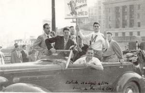 Jovens universitários em um carro na XII Parada da Mac-Med.