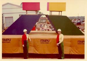 Desfile de 7 de setembro, primeiro desfile em que a Itaipu participou. Ana Maria foi escolhida pra desfilar de logotipo. O logotipo traz as cores das bandeiras do Brasil e do Paraguai.