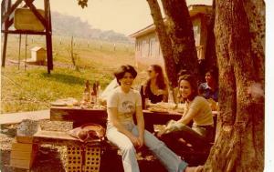 Churrasco com o pessoal da obra e colegas de trabalho, nesta época Ana era recepcionista e fazia o recrutamento e seleção de funcionários. O churrasco foi perto da usina que estava sendo construída, num local que era uma espécie de hangar improvisado.
