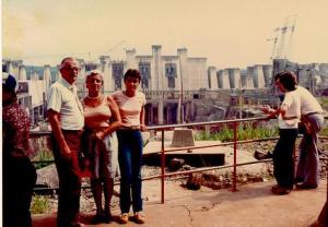 Esq. para dir.: Carlos, Josephina, Maria Lúcia. Primeira vez que os pais, que moravam no Rio, foram a Itaipu.