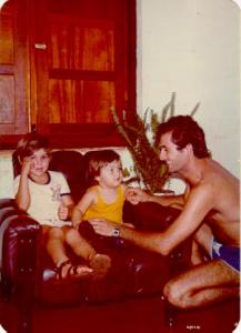 Esq. para dir.: Waldecir e Wanderlei com o tio Luiz Stecanella, aos 21 anos, foto tirada na casa da irmã. Luiz Stecanella morou com a irmã até quando casou