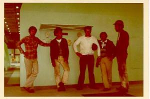 esq. para dir.: Luiz Stecanella, César, Darti, Cavalheiro, Marcelo. Grupo está fazendo teste de pressão das caldeiras. Estão aguardando a pressurização para dar partida na máquina. Nessa época, Luiz trabalhava na Eletrosul, na usina termoelétrica Jorge Lacerda.