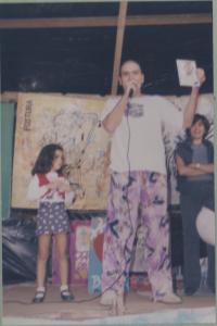 No lançamento do seu livro poesia, ao lado esta sua filha Naiana. O lançamento foi feito no dia internacional da poesia, sem que ele soubesse da data. No bairro do Campo Limpo.