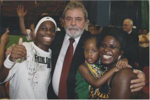Pilar e seu filho numa reunião com o presidente Lula junto com os Catadores.