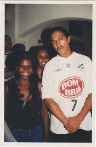 Durante o Sarau da Cooperifa, Tula e sua filha Samantha fotografam ao lado de Mano Brown.