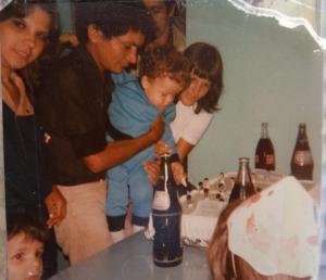Foto do aniversário de 02 anos de Emerson. Na foto estão Vicente (pai), Emerson, Helena (mãe).