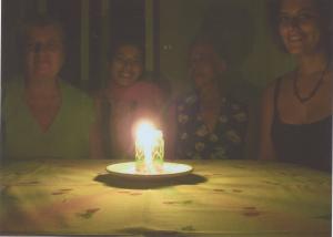 Aniversário da tia de Aline Binns e foi uma reunião só de mulheres.