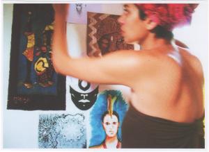 Um altar com imagens que dão força a Aline, que é o intuito da arte dela.