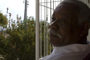 legenda: Seu Alírio, motorista da Chesf, conta como se deu as mudanças à beira do Rio São Francisco. Sobradinho, BA, 2007. Foto de Antônia Domingues.<br>personagem: Alírio Santos<br>