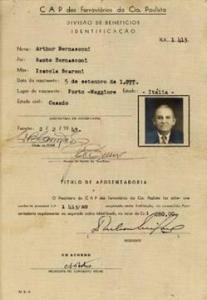 Título de aposentadoria de Arthur Bernasconi, avô de Victorio, concedido pela CAP dos Ferroviários da Cia. Paulista, em que constam a sua nacionalidade e a data de nascimento. São Carlos, SP, 02/02/1949