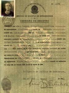 Certidão de registros de estrangeiros no Brasil de Pompea Bernasconi, avó de Victorio Bernasconi Júnior. Além de constar a data de chegada ao Brasil, o local, o nome da embarcação, a data de nascimento e o estado civil, ainda consta a sua religião ao lado de seu nome.